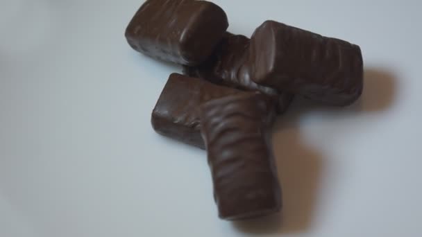 Chocolates Giran Sobre Fondo Blanco — Vídeo de stock