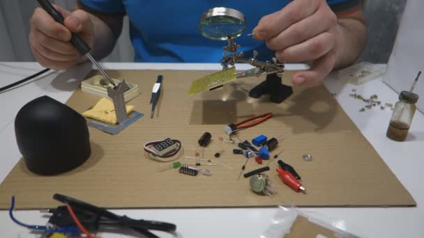 手的人焊料修理电子 — 图库视频影像