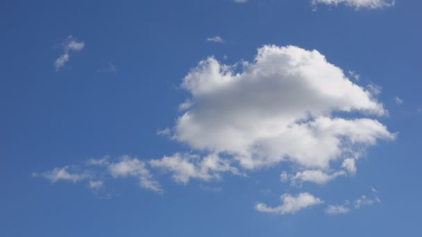 Witte Wolken Vliegen Snel Blauwe Hemel — Stockvideo
