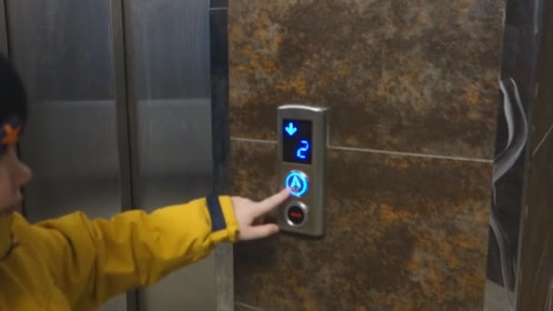 Хлопчик Жовтій Куртці Викликає Ліфт — стокове відео