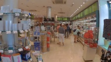 Andorra la Vella, Andorra - 14 Ağustos 2017: parfüm ağı Julia'nın mağazasında