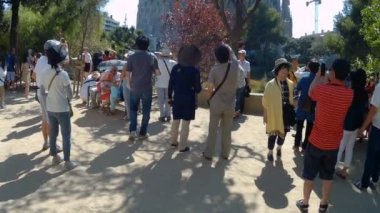 Barselona, İspanya - 17 Ağustos 2017: Japon turistler Barselona'da turistik yerleri seyreder.