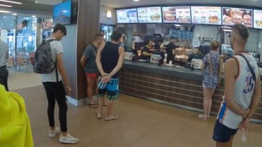 Salou, İspanya - 12 Ağustos 2017: Burger King, Salou'da turistlerin gözdesi