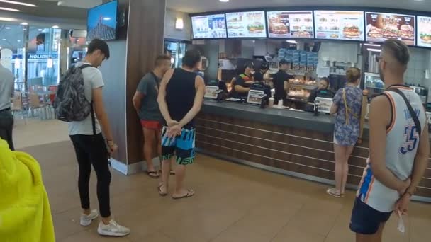 Salou Spanya Ağustos 2017 Burger King Salou Turistlerin Gözdesi — Stok video