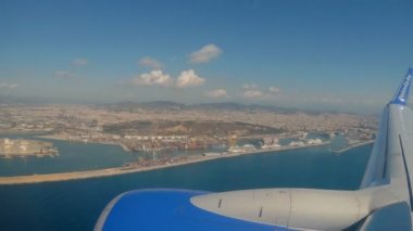 Minsk, Beyaz Rusya - 12 Ağustos 2017: Barselona üzerinde uçan Belavia uçağının porthole'undan manzara