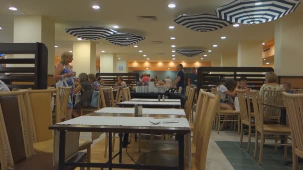 保加利亚内塞巴尔 2016年6月23日 索尔内塞巴尔酒店的客人来到酒店餐厅共进晚餐 — 图库视频影像