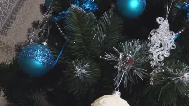 Árbol Navidad Decorado Con Hermosos Juguetes Azules Blanquear — Vídeos de Stock