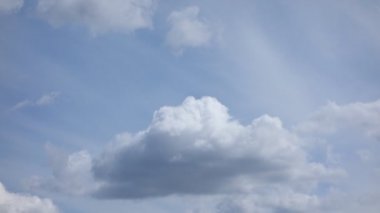 Mavi gökyüzü bulutları üzerinde yüzen hızlı