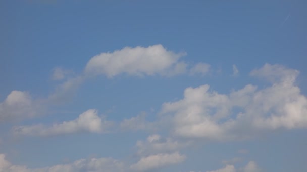 Nuvens Brancas Voando Rapidamente Céu Azul — Vídeo de Stock