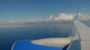 Minsk, Beyaz Rusya - 12 Ağustos 2017: Barselona üzerinde uçan Belavia uçağının porthole'undan manzara