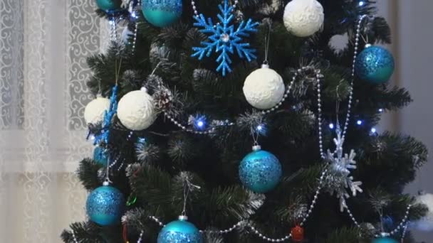 Рождественская Елка Украшена Красивыми Голубыми Белыми Игрушками — стоковое видео