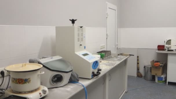 Внутренняя Зуботехническая Лаборатория Которой Изготавливаются Протезы — стоковое видео