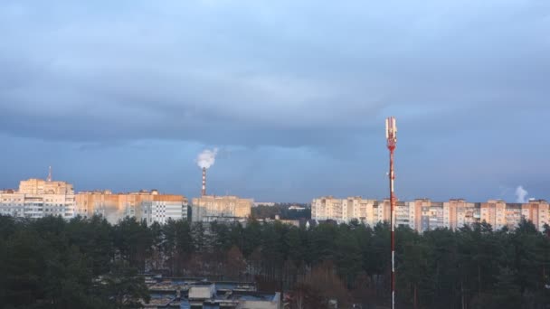 Paesaggio Urbano Con Orizzonte Una Pipa Fumante — Video Stock