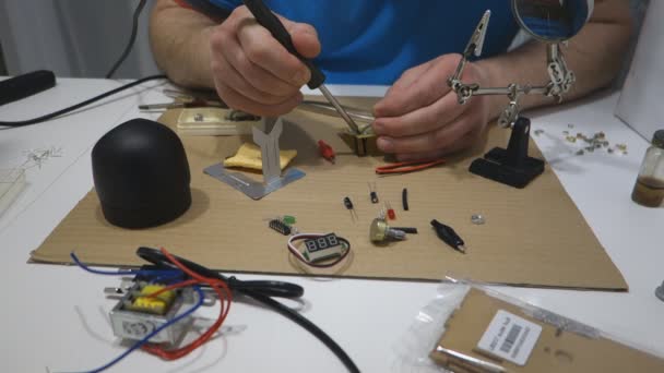 手的人焊料修理电子 — 图库视频影像