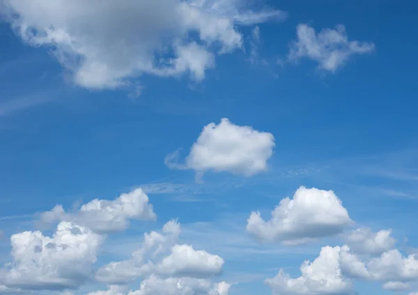 Modrá obloha s lehké bílé mraky — Stock fotografie