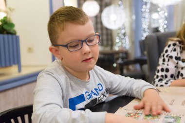 çocuk ile anne bir restoranda