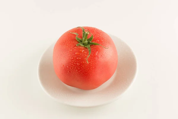 Tomates varietais vermelhos maduros isolados — Fotografia de Stock