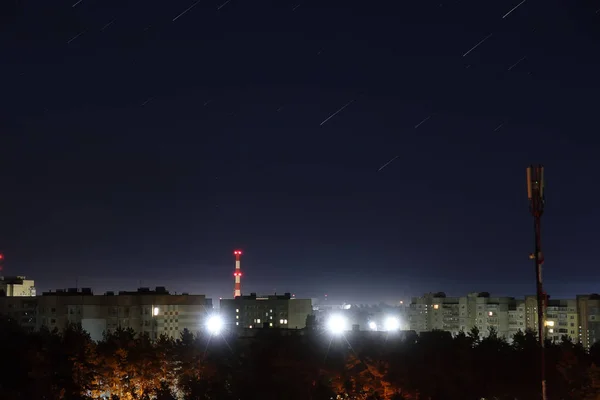 Зірки в нічному небі над містом — стокове фото