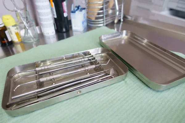 Instruments dentaires au bureau préparés pour le travail — Photo