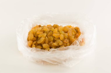 Beyaz arka planda izole taze aldı kuru üzüm