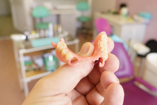 Removable denture in the hands of a doctor — Stock Photo, Image