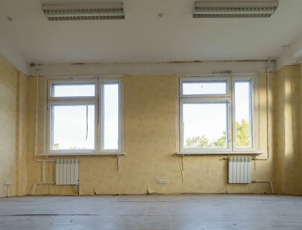 Pokoj v bytě, který potřebuje opravit — Stock fotografie