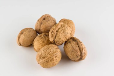 beyaz arkaplanda izole edilmiş ceviz