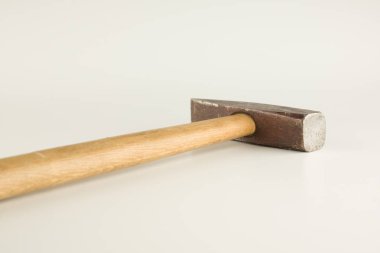 Tahta saplı çekiç beyaz arka planda izole edilmiş.