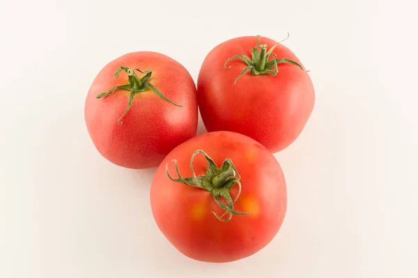 Dojrzałe czerwone pomidory odmianowe na białym tle — Zdjęcie stockowe