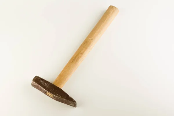 Молоток с деревянной ручкой изолирован на белом фоне — стоковое фото