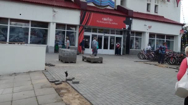 Köpcentrum med många affärer och ett mat centrum i staden Borisov. — Stockvideo