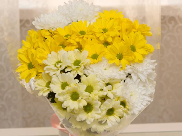 Frühling großer Strauß gelber und weißer Blumen — Stockfoto