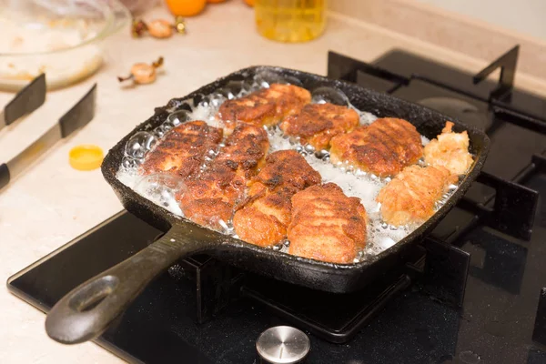 Klompjes van verse kippenvlees koken — Stockfoto