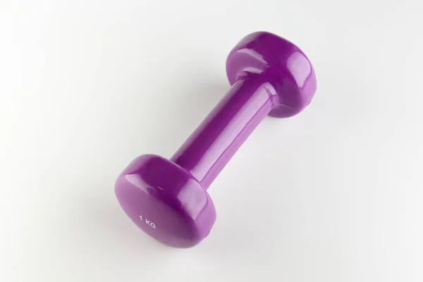 Один кілограм фіолетових гантелів — стокове фото