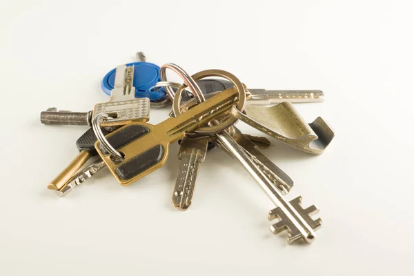 Grande mazzo di chiavi diverse isolato — Foto Stock