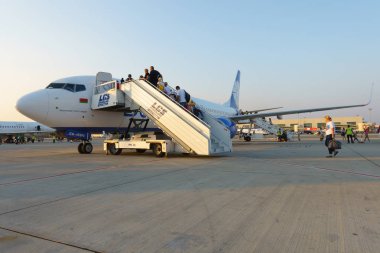 Larnaka International Airpor'da yolcular pasaport kontrolünden geçti