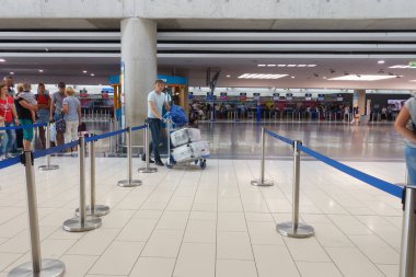 Larnaka International Airpor'da yolcular pasaport kontrolünden geçti