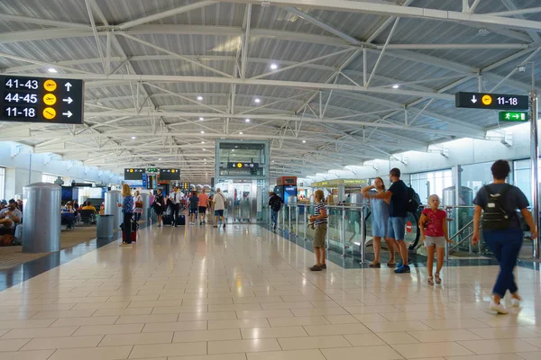 Larnaka International Airpor'da yolcular pasaport kontrolünden geçti