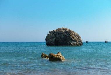taşlar deniz suyundan çıkıyor