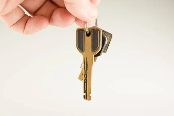 Grande mazzo di chiavi diverse in mano — Foto Stock