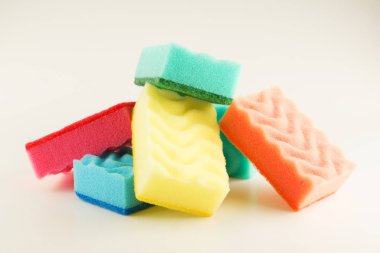 Sünger süngerler beyaz arka planda yıkanmak için izole edilmiş.