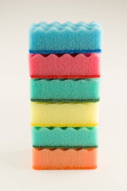 Sünger süngerler beyaz arka planda yıkanmak için izole edilmiş.