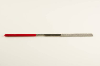 uzun çalışma parçası ve kırmızı dielektrik kolu ile dosya