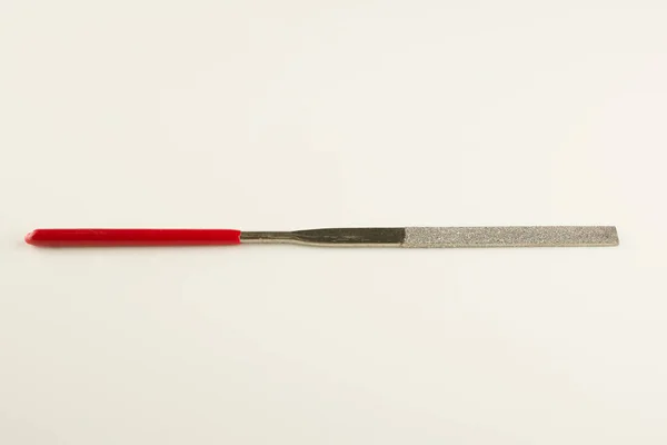 長い作業部分と赤い誘電体ハンドルを持つファイル — ストック写真