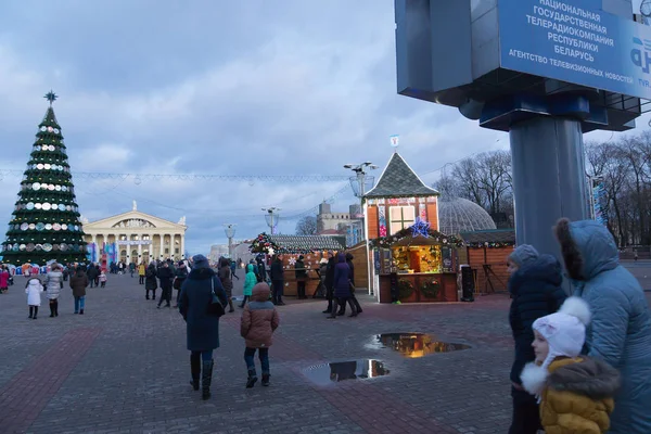 ミンスク市は、今後のクリスマスのために飾られています. — ストック写真