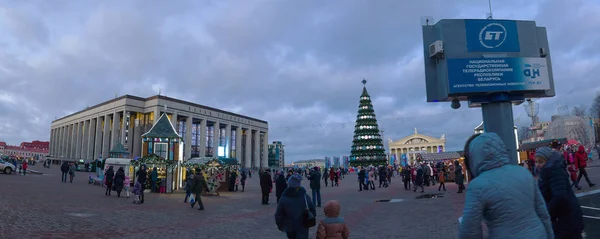 ミンスク市は、今後のクリスマスのために飾られています. — ストック写真