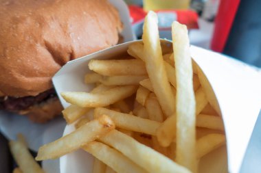 bir fast food restoranda tam gıda plaka