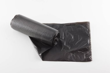 Beyaz arkaplanda izole edilmiş çöp torbaları