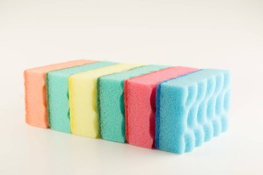 Sünger süngerler beyaz arka planda yıkanmak için izole edilmiş.