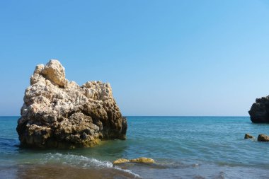 taşlar deniz suyundan çıkıyor